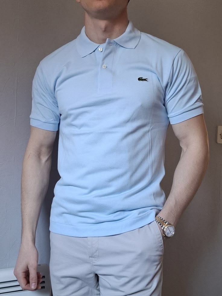 Cliente con completo polo e shorts nero Strive Outfit