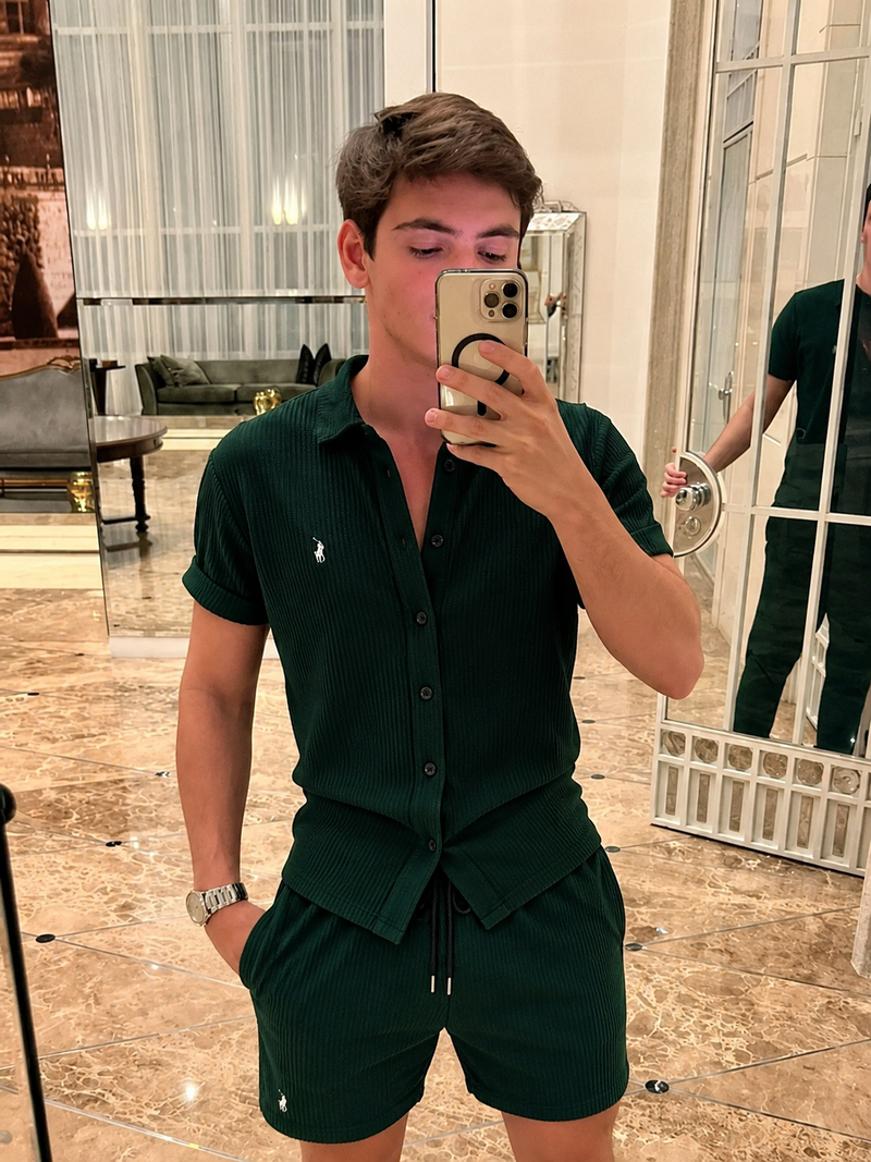 Cliente con completo verde Strive Outfit