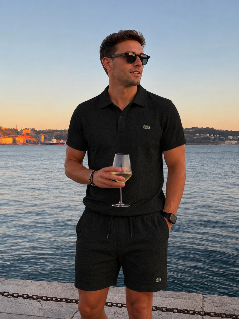 Client avec polo noir Strive Outfit