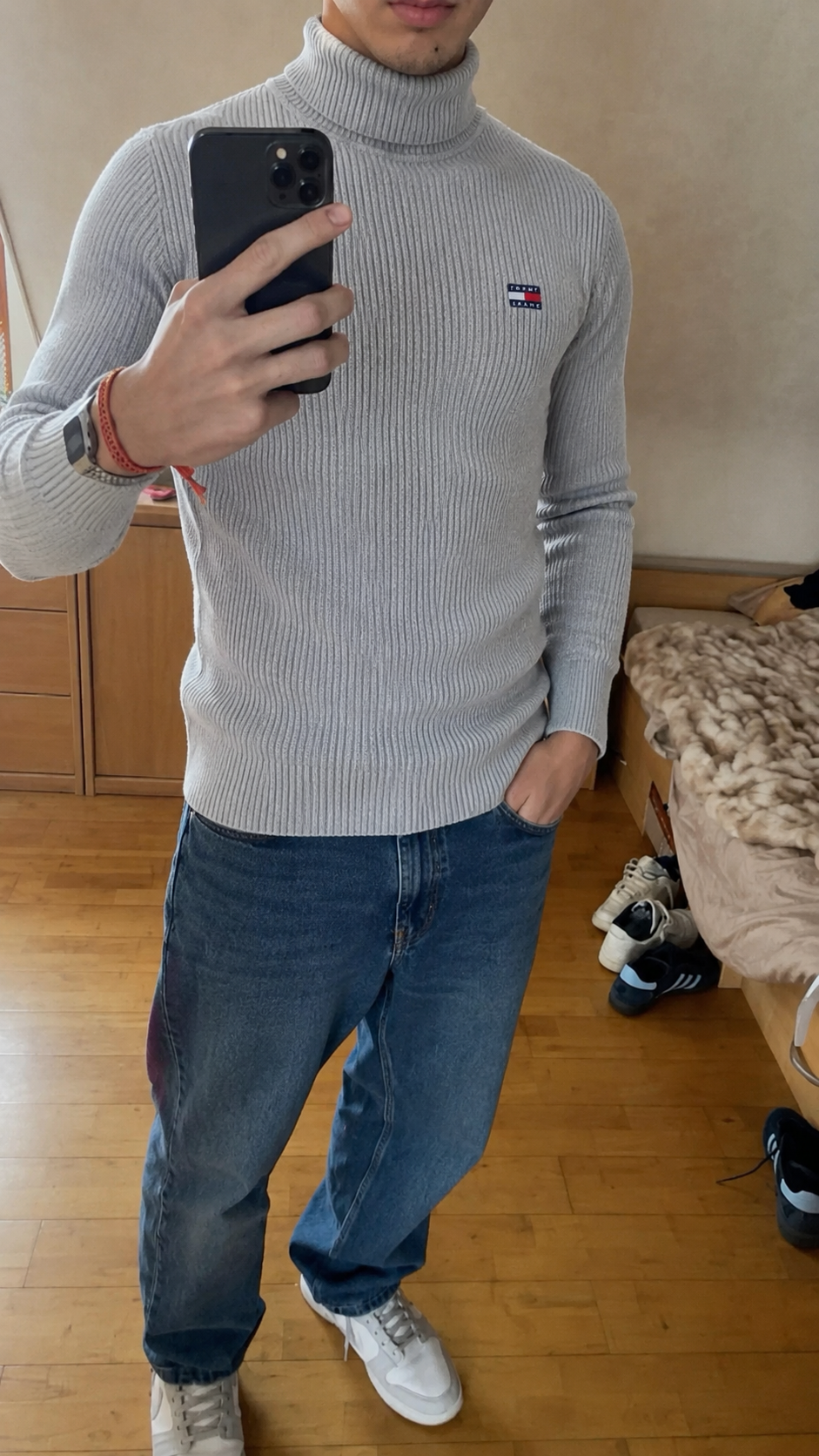 Cliente con maglione a collo alto Strive Outfit