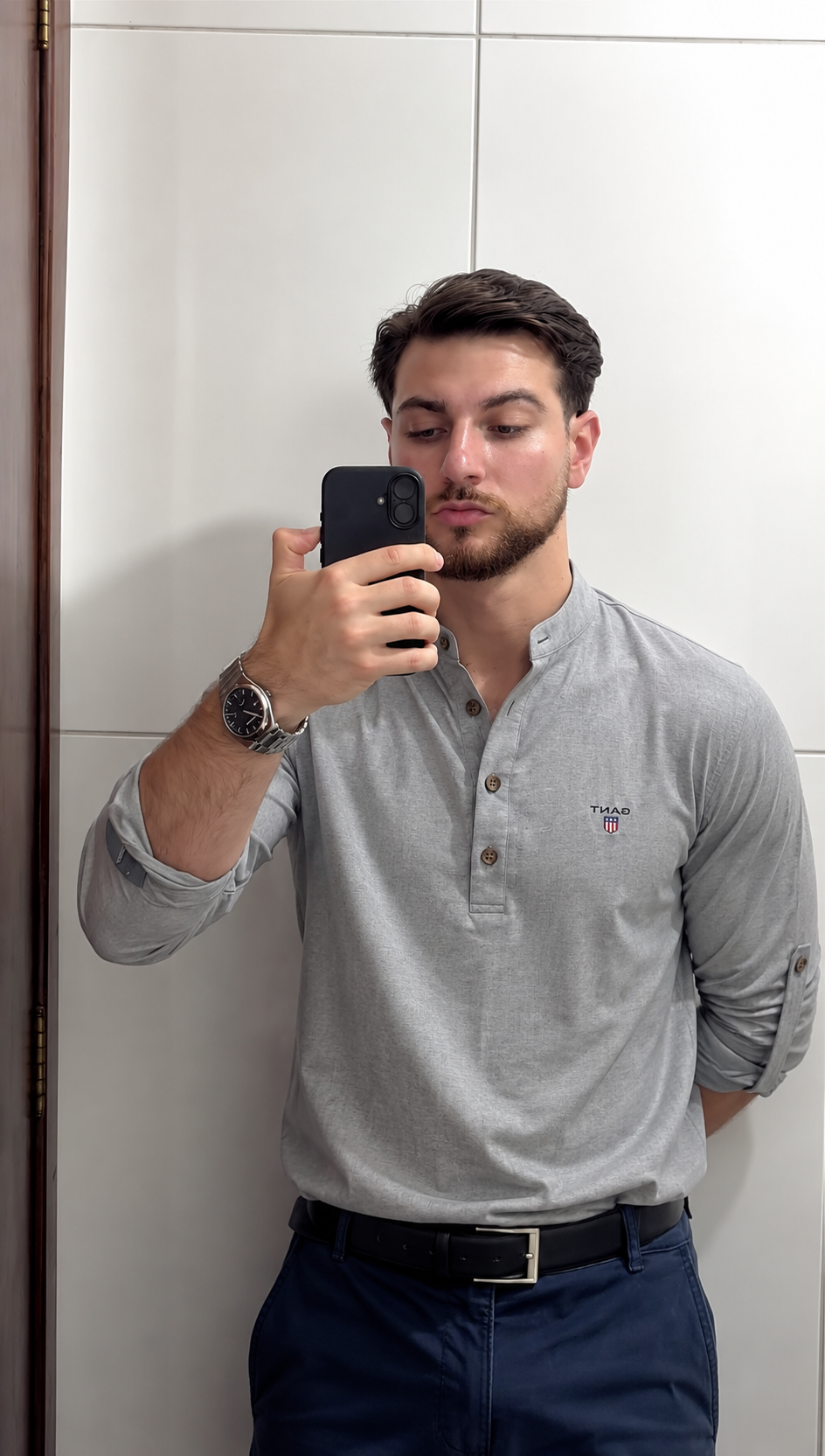 Client avec chemise élégante Strive Outfit
