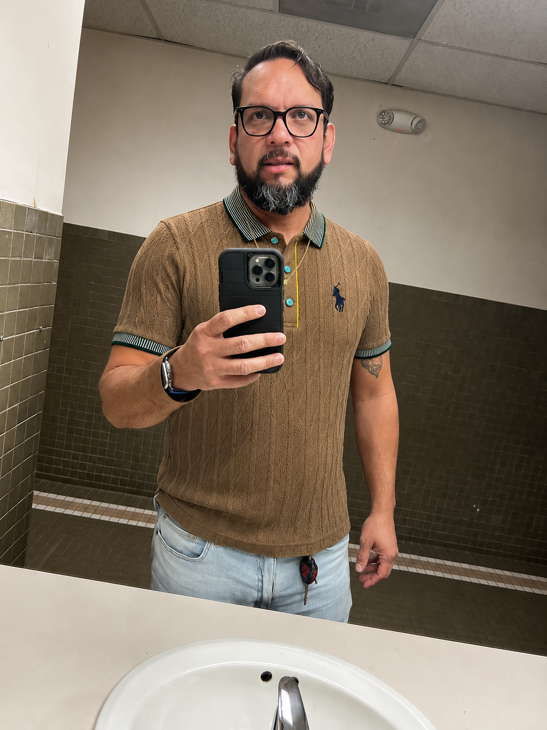 Cliente con polo Strive Outfit