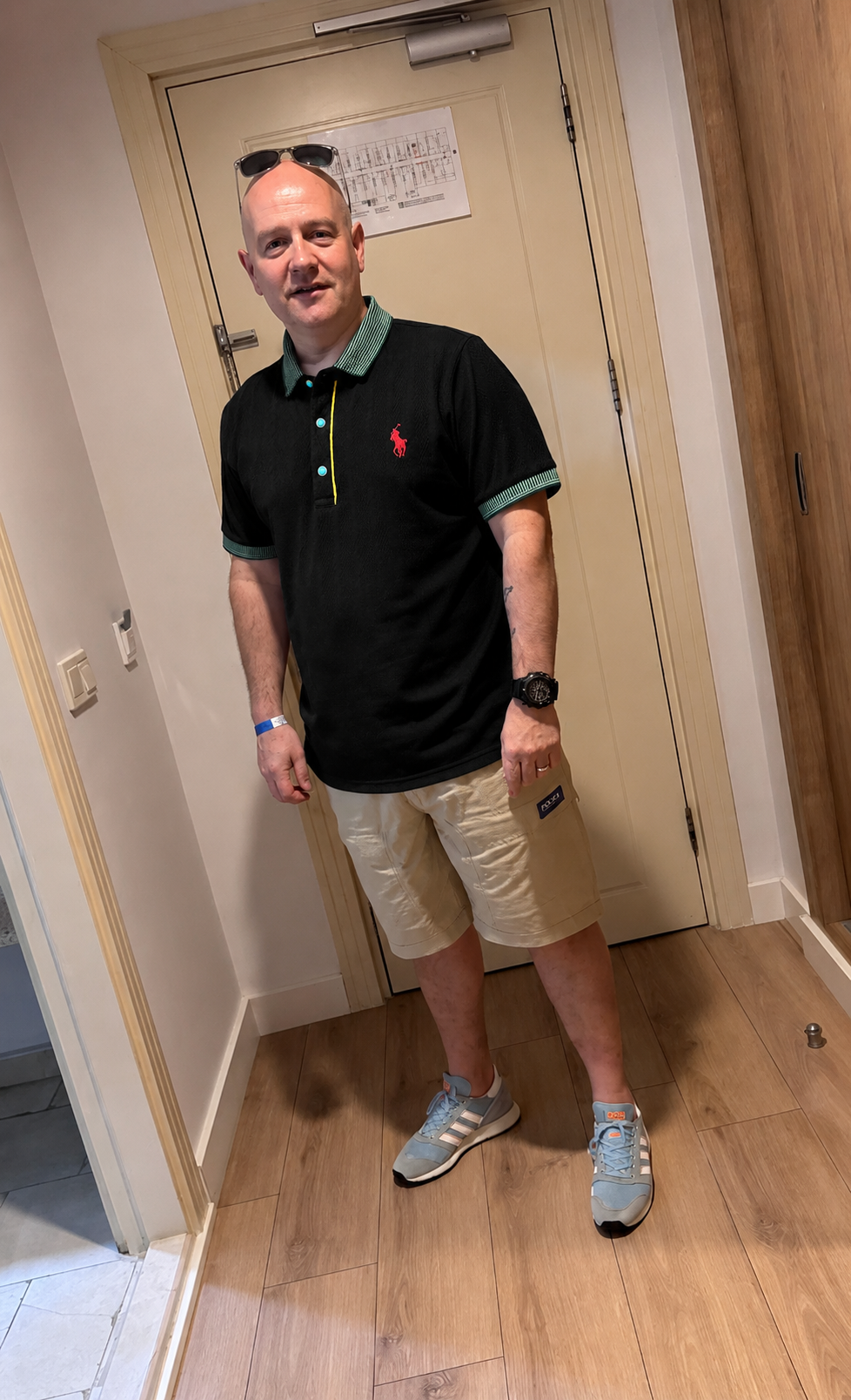 Dettaglio tessuto polo Strive Outfit