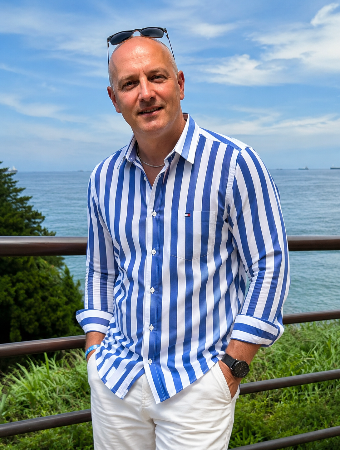 Cliente con camicia rigata Strive Outfit