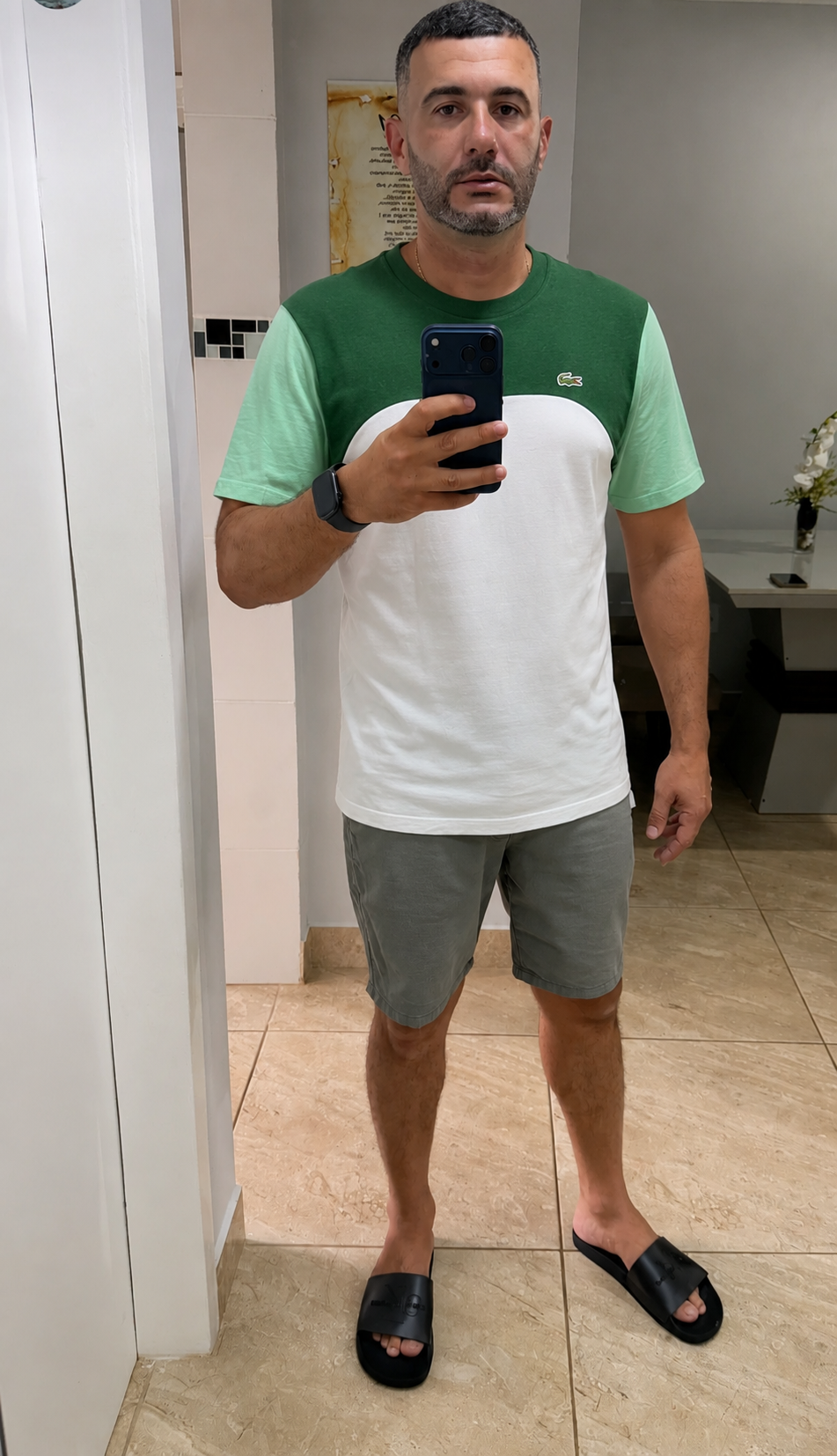 Cliente con t-shirt color-block Strive Outfit
